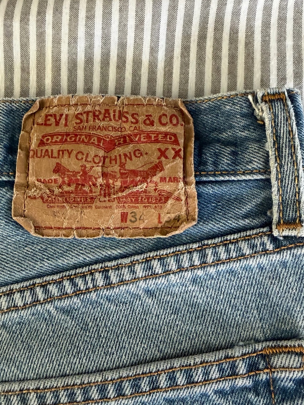 Levi's 501 Women’s Frayed Hem Denim Shorts Originally Mens 34x34 - Picture 3 of 4